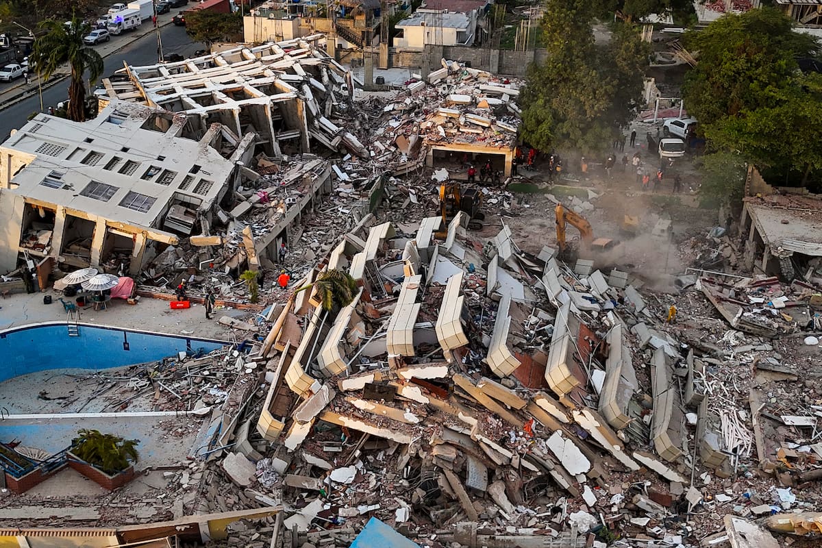 Vista aérea de edificios destruidos en Caraballeda, en La Guaira