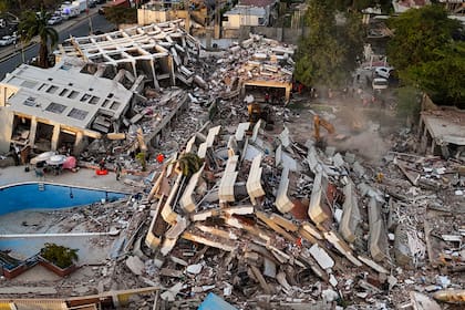 Vista aérea de edificios destruidos en Caraballeda, en La Guaira, Venezuela, el 29 de junio de 2026, tras dos grandes terremotos. (Miguel Medina/pool photo vía AP)