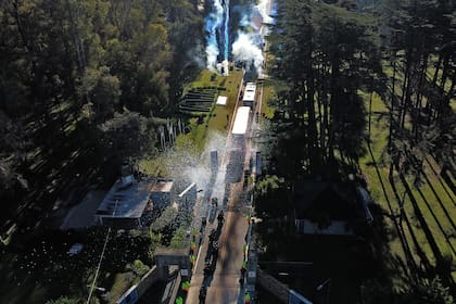 La copa está en casa. Los futbolistas fueron recibidos con bombas y papelitos en el momento en el que arribaron al predio de la AFA