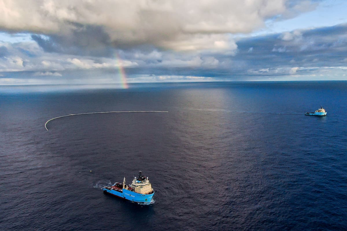 Vista aérea de Jenny, la enorme red de 800 metros de largo utilizada por el sistema desarrollado por The Ocean Cleanup para limpiar los océanos