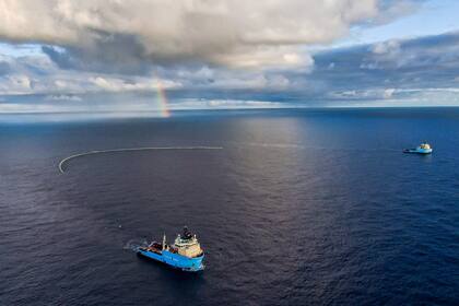 Vista aérea de Jenny, la enorme red de 800 metros de largo utilizada por el sistema desarrollado por The Ocean Cleanup para limpiar los océanos