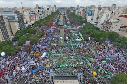 La marcha organizada por Hugo Moyano movilizó grandes columnas de manifestantes en la avenida la 9 de Julio.