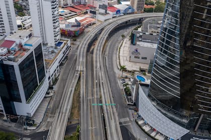 Vista aérea de la autopista vacía en la Ciudad de Panamá