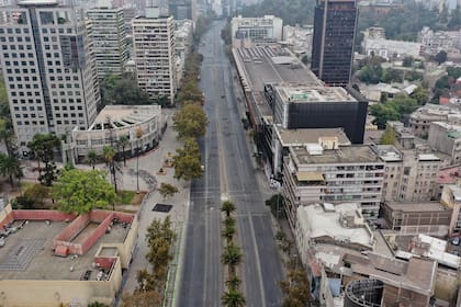 Vista aérea de la calle Alameda vacía en Santiago, Chile, el 27 de marzo de 2020