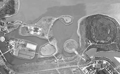 Vista aérea de la Ciudad Deportiva donde es posible percibir, en la isla siete, el pedazo de tribuna que se llegó a construir