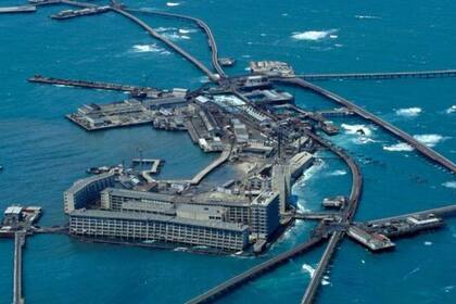 Vista aérea de la ciudad flotante gigante de 48 millas de Neft Dashlari en una imagen de 1997.