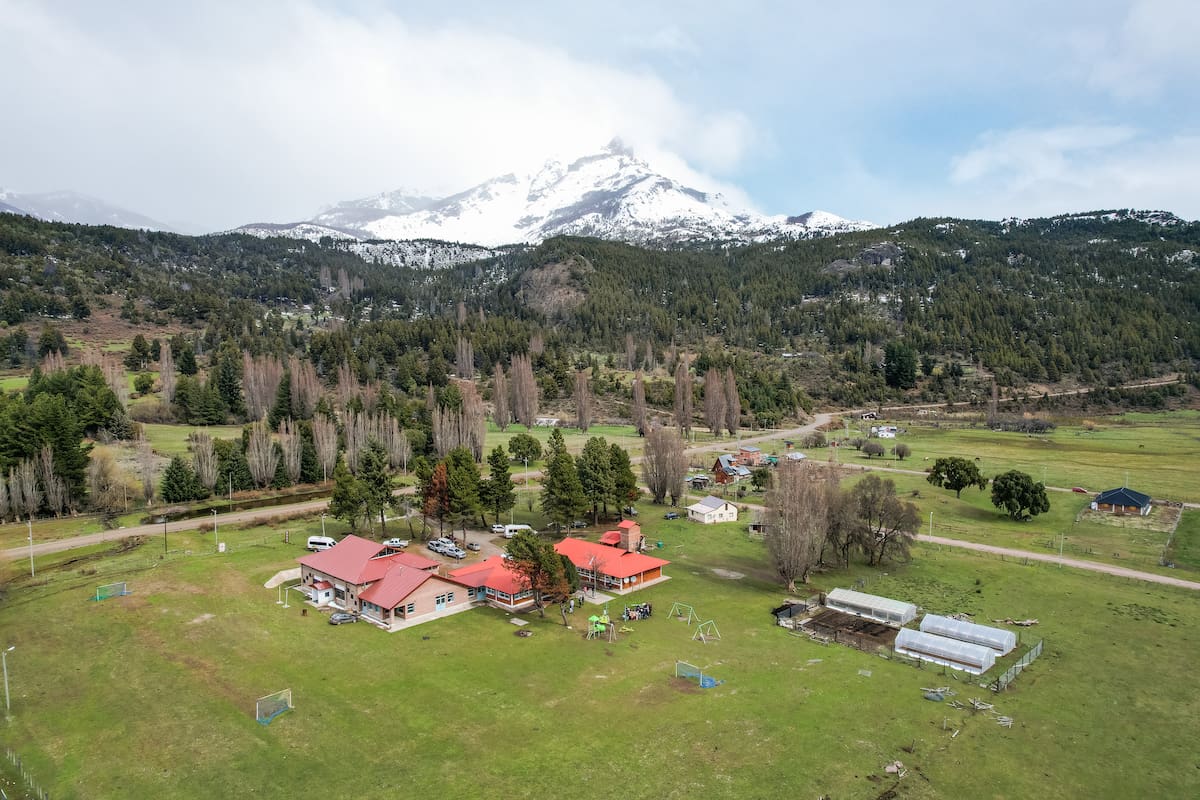 Vista aérea de la escuela N°103 en Villa Lago Rivadavia