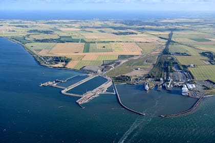 Vista aérea de la fábrica de más de un millón de metros cuadrados en la isla alemana de Fehmarn, donde se producen los bloques de hormigón