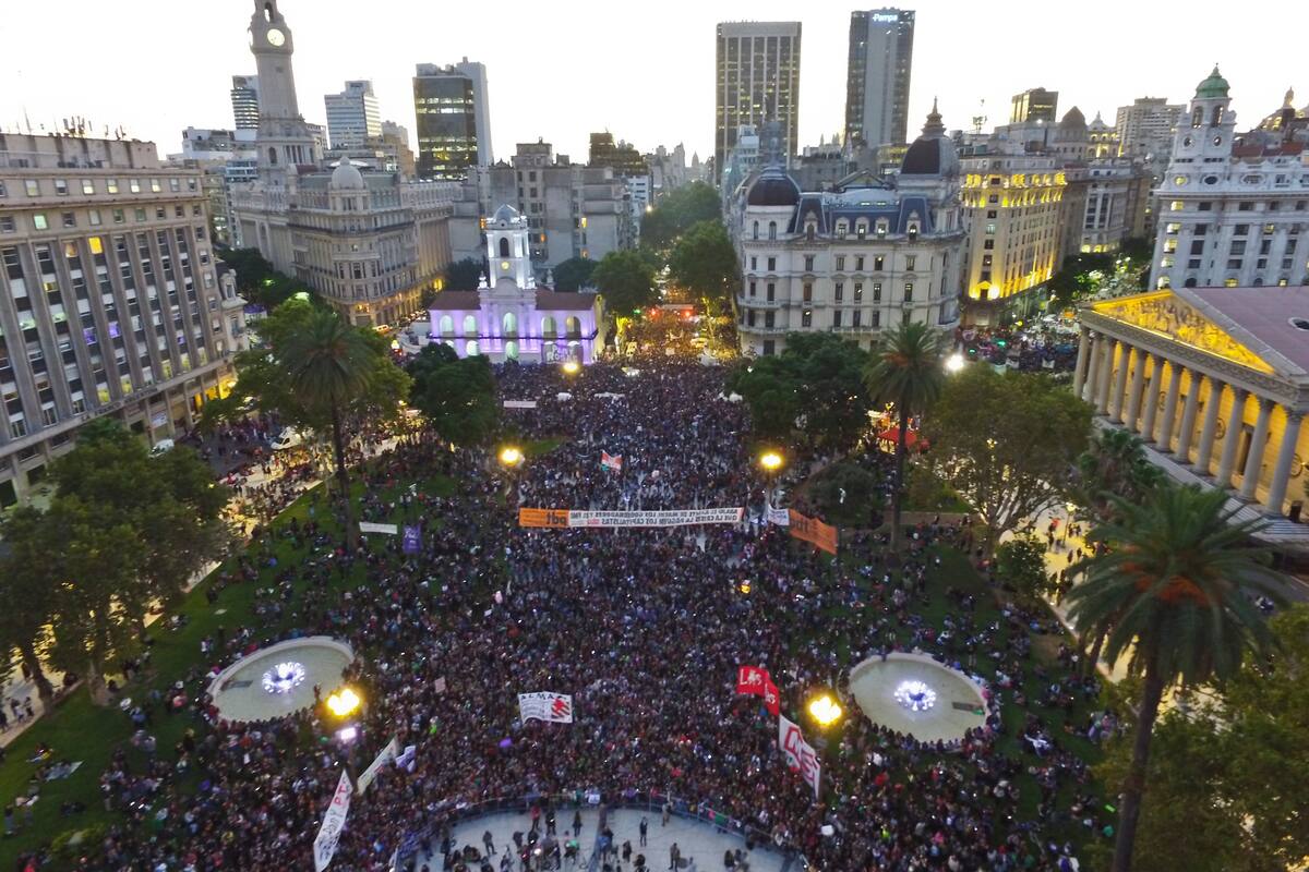 Vista aérea de la marcha al momento de la lectura del comunicado