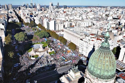 Vista aérea de la marcha universitaria en la Plaza del Congreso