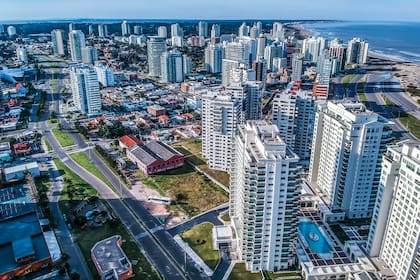 Vista aérea de la península, donde muchos argentinos eligen vivir en Punta del Este