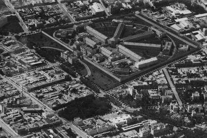 Vista aérea de la Penitenciaría, a fines de los años 30, en el terreno que hoy ocupa la Plaza Las Heras.