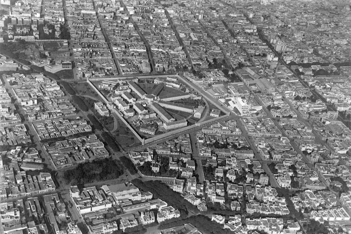 Vista aérea de la Penitenciaría Nacional en el año 1925, donde se ve un barrio de Palermo -y parte de Recoleta- y consolidado como tal