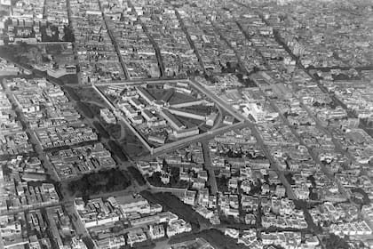 Vista aérea de la Penitenciaría Nacional en el año 1925, donde se ve un barrio de Palermo -y parte de Recoleta- y consolidado como tal