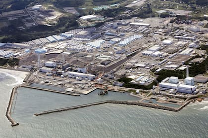 Vista aérea de la planta de energía nuclear Fukushima Daiichi, al norte de Japón, el 24 de agosto de 2023. (Kyodo News vía AP, Archivo)