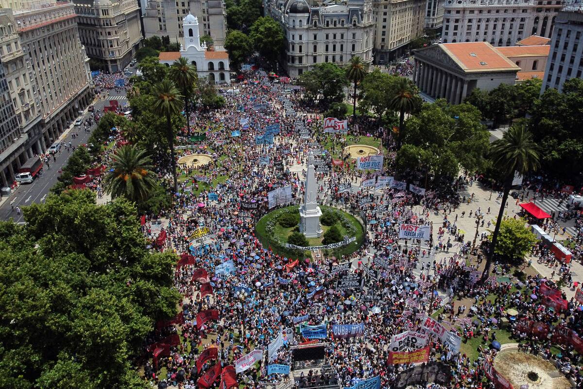 Vista aérea de la Plaza de Mayo donde los miembros de las organizaciones sociales se reúnen el 20 de diciembre de 2021, durante el 20 aniversario del llamado "corralito"
