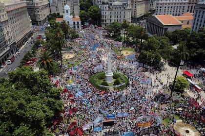 Vista aérea de la Plaza de Mayo donde los miembros de las organizaciones sociales se reúnen el 20 de diciembre de 2021, durante el 20 aniversario del llamado "corralito"