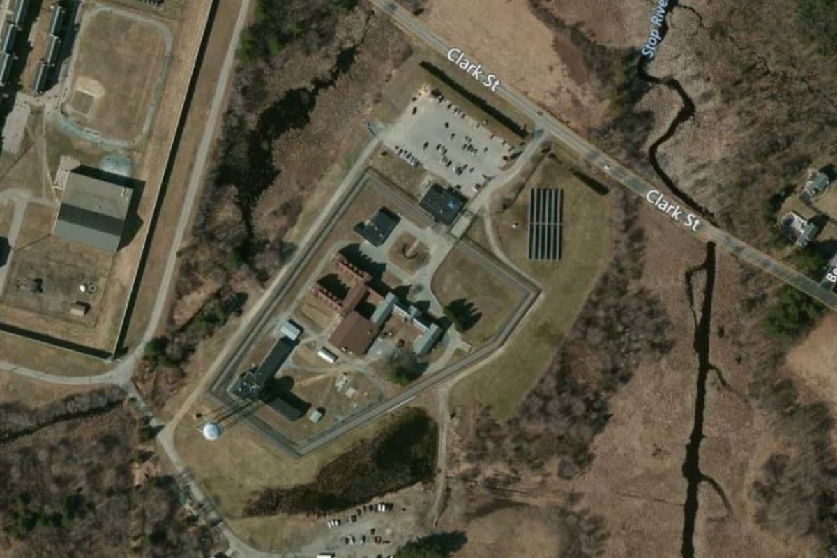 Vista aérea de la prisión abandonada que servirá como refugio