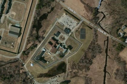 Vista aérea de la prisión abandonada que servirá como refugio