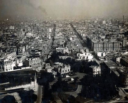 Vista aérea de la residencia. Las calles que se ven son Agüero y Austria. La Av. Las Heras se adivina apenas en el lugar donde está la iglesia San Agustín. Finales de la década de 1920.