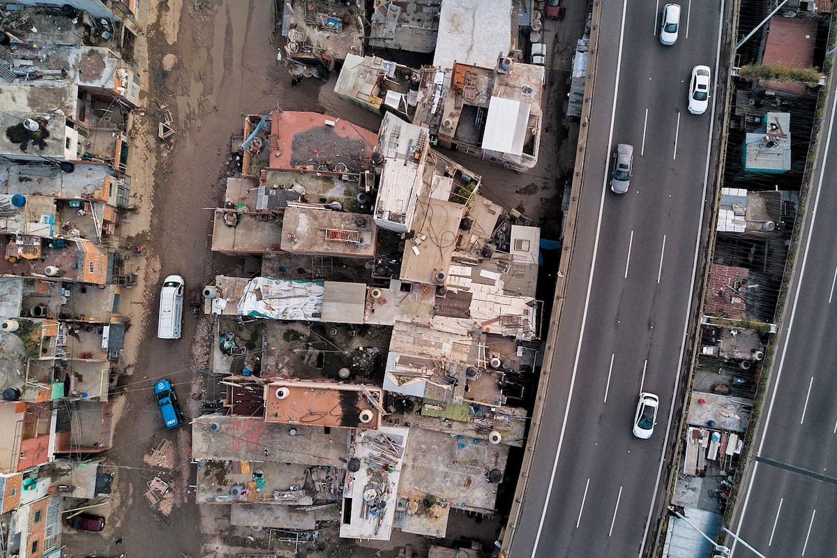Vista aérea de la Villa 31 con casas construidas bajo la autopista Illia