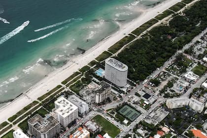 Vista aérea de la zona donde parte de un edificio se derrumbó el 24 de junio de 2021 en Surfside, cerca de Miami, en el sureste de Estados Unidos