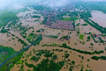 Vista aérea de las inundaciones provocadas por las fuertes lluvias en Itapetinga, Estado de Bahía, Brasil, el 26 de diciembre de 2021.