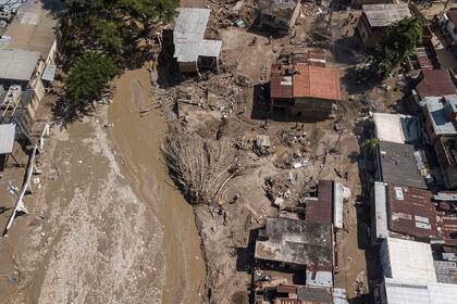 Vista aérea de Las Tejerías, una ciudad del centro de Venezuela que fue arrasada por inundaciones y un deslizamiento de tierra, el lunes 10 de octubre de 2022. El deslave se produjo después de varios días de lluvias torrenciales e inundaciones que mataron a decenas de personas, según las autoridades. (Foto AP/Matías Delacroix)