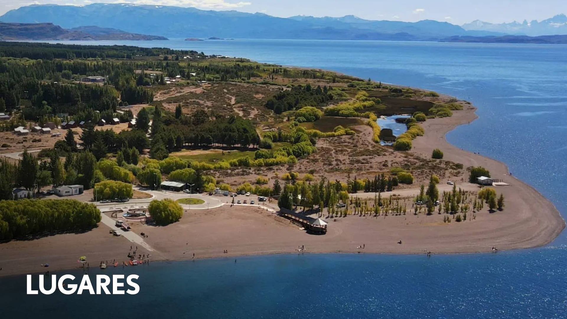 La costanera sobre el lago Buenos Aires convoca a pobladores y turistas.