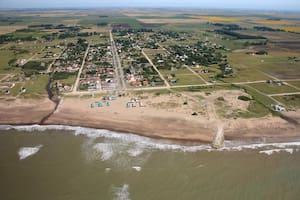 Vista aérea de Mar del Sur con su única calle asfaltada, el boulevard central