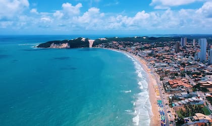 Vista aérea de Natal, con la playa de Ponta Negra en primer plano, el balneario más emblemático de la capital de Rio Grande do Norte