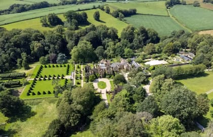 Vista aérea de Parnham House que resalta el tamaño de la propiedad, donde el propietario tiene la intención de construir nuevas viviendas para ayudar a financiar la restauración de la histórica mansión