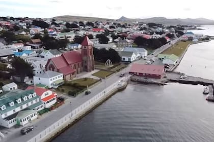 Vista aérea de Puerto Argentino, en el video que subió LESA a su canal de Youtube