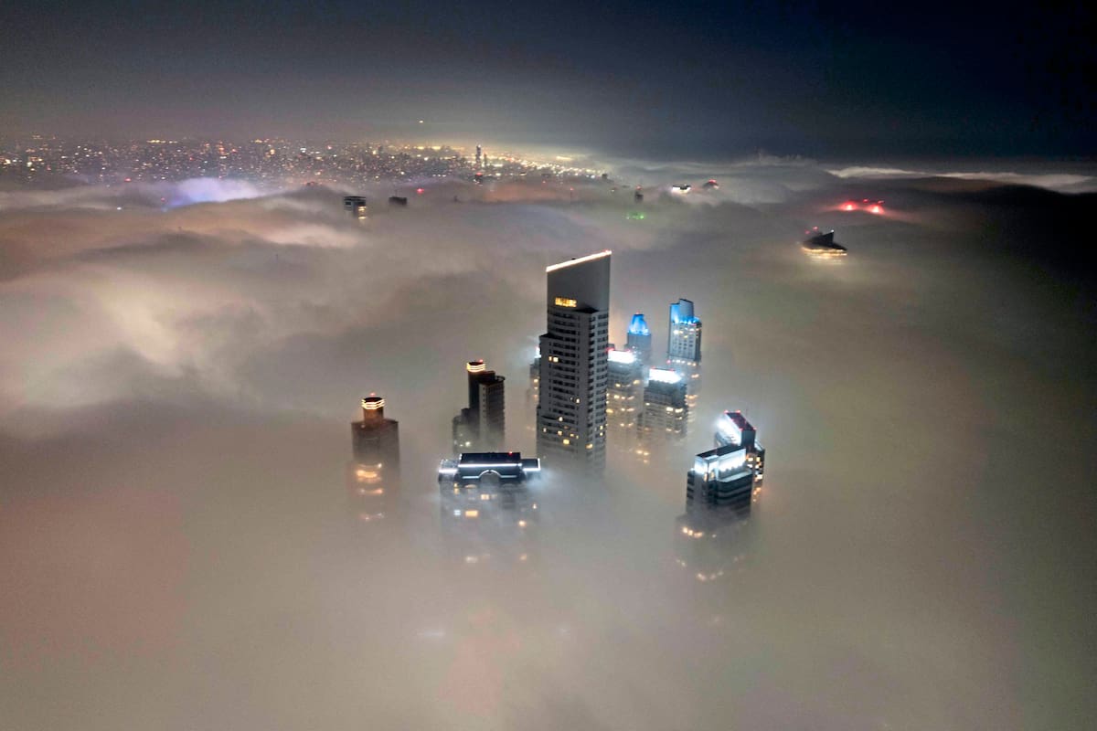 Vista aérea de rascacielos cubiertos de niebla en Buenos Aires
