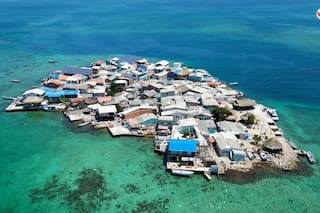 Está en Sudamérica, tiene una superficie de 0,01 km² y 800 habitantes que cada día reciben a 500 turistas