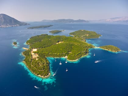 Vista aérea de Skorpios, la isla de 80 hectáreas que Ari Onassis compró en 1963 por tres millones de dragmas, el equivalente a 25 mil euros de hoy.