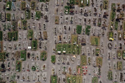 Vista aérea de tumbas en el área especial para víctimas de coronavirus del Panteón Municipal del Valle de Chalco, Estado de México, el 28 de julio de 2020