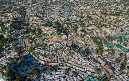 Vista aérea de un campo de refugiados rohinya, donde viven más de un millón de miembros de la minoría perseguida en Myanmar, en Cox's Bazar, Bangladesh