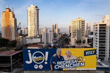 Vista aérea de un cartel electoral de José Raúl Mulino en Ciudad de Panamá (Ivan PISARENKO / AFP)