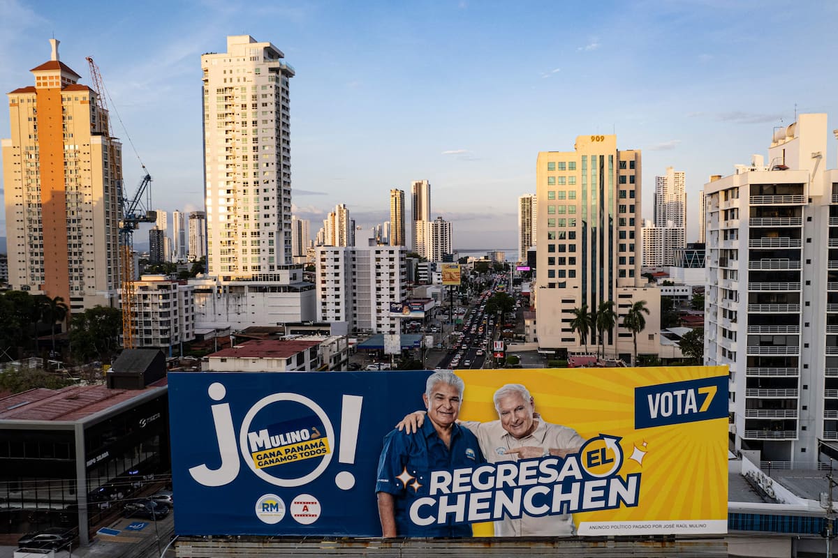 Vista aérea de un cartel electoral de José Raúl Mulino en Ciudad de Panamá (Ivan PISARENKO / AFP)