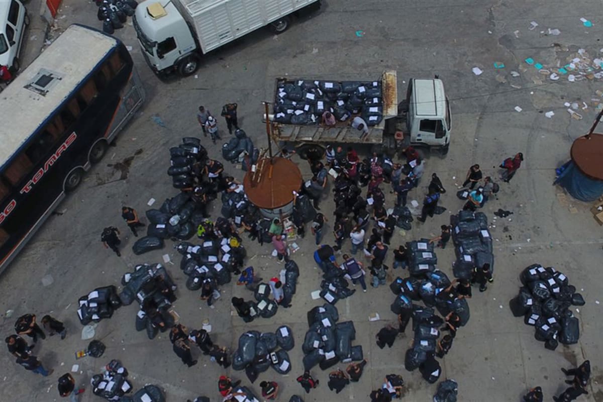 Vista aérea de un operativo de allanamiento en las ferias La Salada el pasado diciembre.