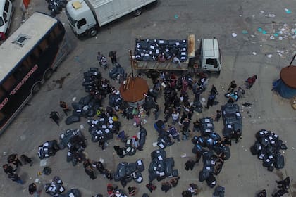 Vista aérea de un operativo de allanamiento en las ferias La Salada el pasado diciembre.