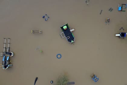 Vista aérea de un parque de juegos sumergido en las aguas de una inundación en Stratford-upon-Avon, en el centro de Inglaterra, el 3 de enero de 2024