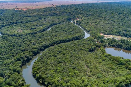 vista aÈrea de un río tributario amazónico en declive, tierras agrícolas en el horizonte selva amazónica, San JosÈ del Río Claro, Mato Grosso