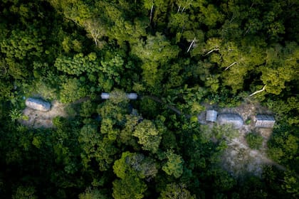 Vista aérea de una comunidad indígena en la selva amazónica