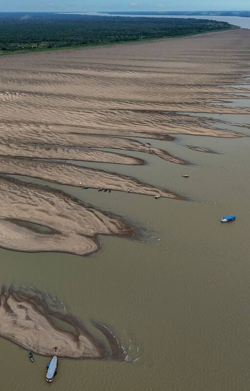 Vista aérea de una playa que se formó a orillas del río Solimoes.