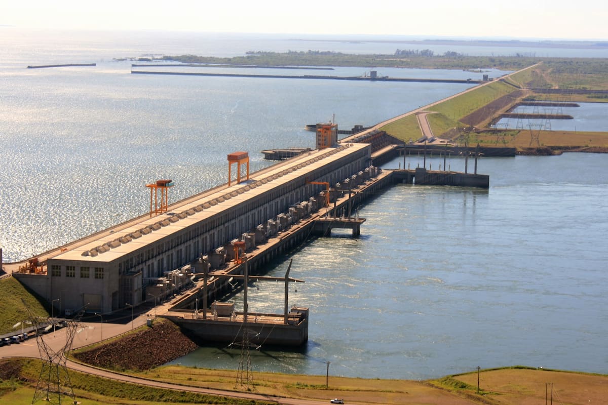 Vista aérea de Yacyretá años atrás, cuando el río Paraná estaba en cauce normal