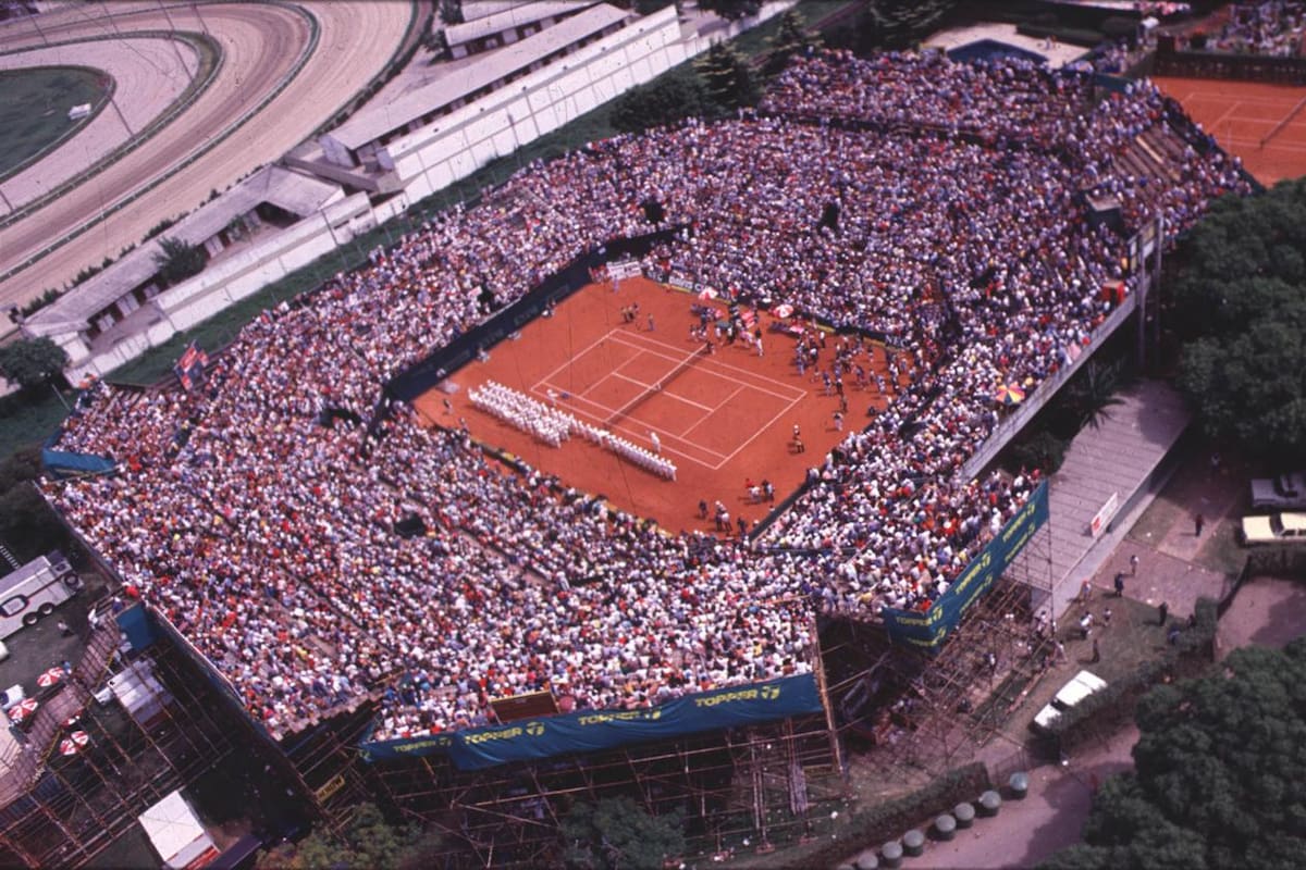 Vista aérea del court central del Buenos Aires Lawn Tennis Club en la serie de Copa Davis entre Argentina y Estados Unidos, cuando hubo 10.000 espectadores