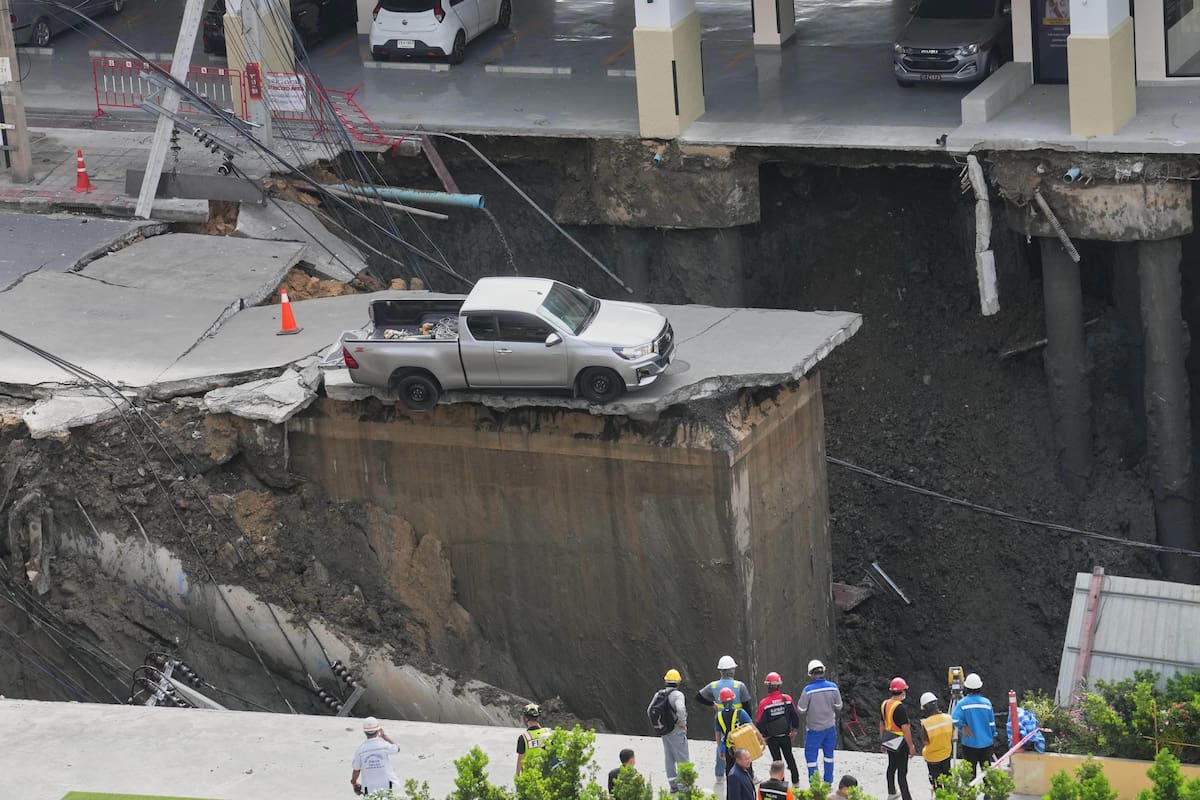 Vista aérea del cráter que se formó en una calle de Bangkok, evidenciando el impacto en la infraestructura urbana y la magnitud del colapso