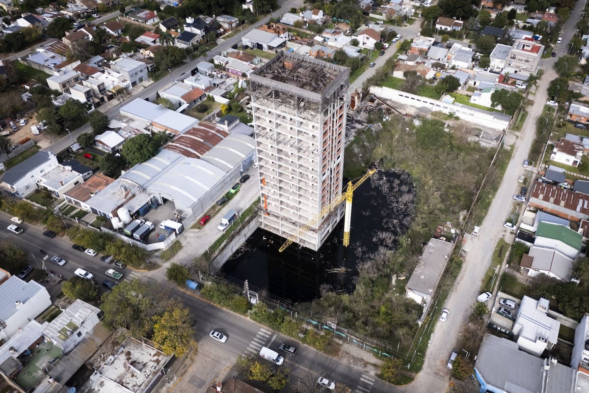 Vista aérea del edificio inconcluso que ahora autorizan demoler, en Belén de Escobar